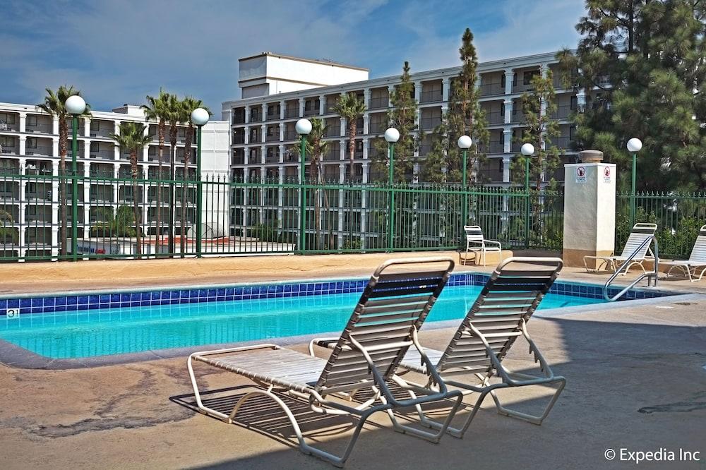 Anaheim Camelot Inn & Suites Εξωτερικό φωτογραφία