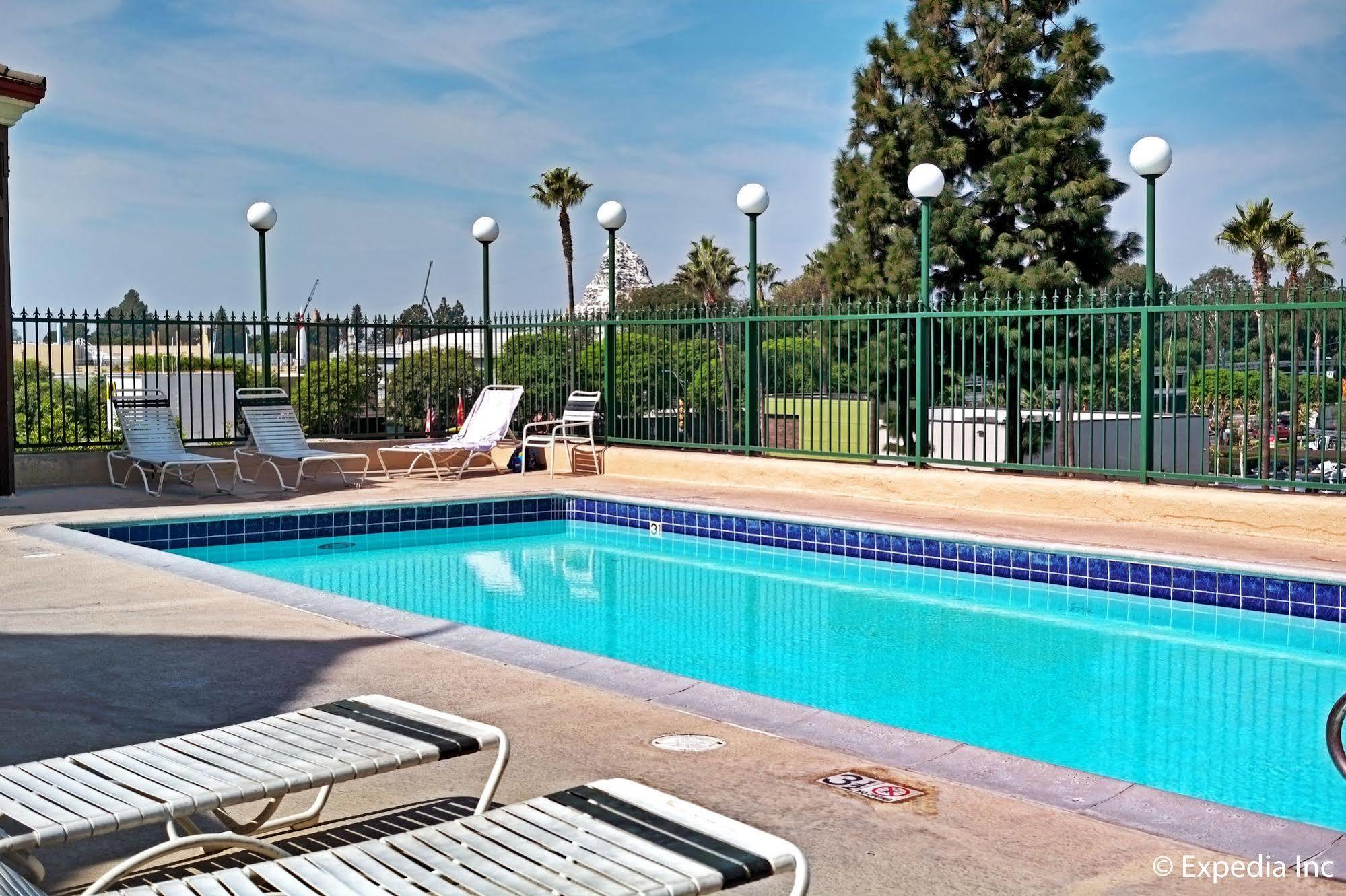 Anaheim Camelot Inn & Suites Εξωτερικό φωτογραφία